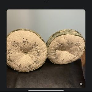 SOFT ROUND TUFTED DECORATIVE CHAROLETTE PILLOWS.  GREAT CONDITION 14”.